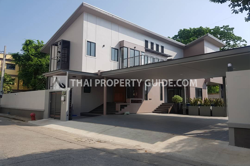 House with Private Pool in Sukhumvit