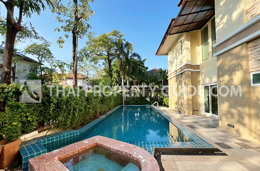 House with Private Pool in Sukhumvit 