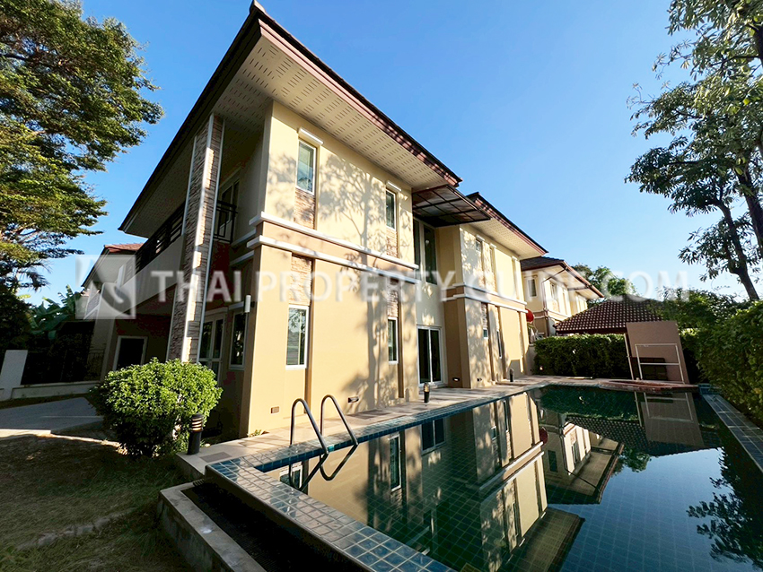 House with Private Pool in Sukhumvit 