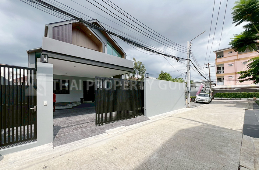 House with Private Pool in Sukhumvit 