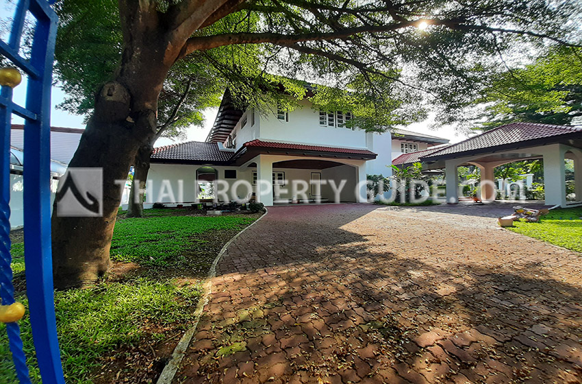 House with Shared Pool for rent in Bangnatrad