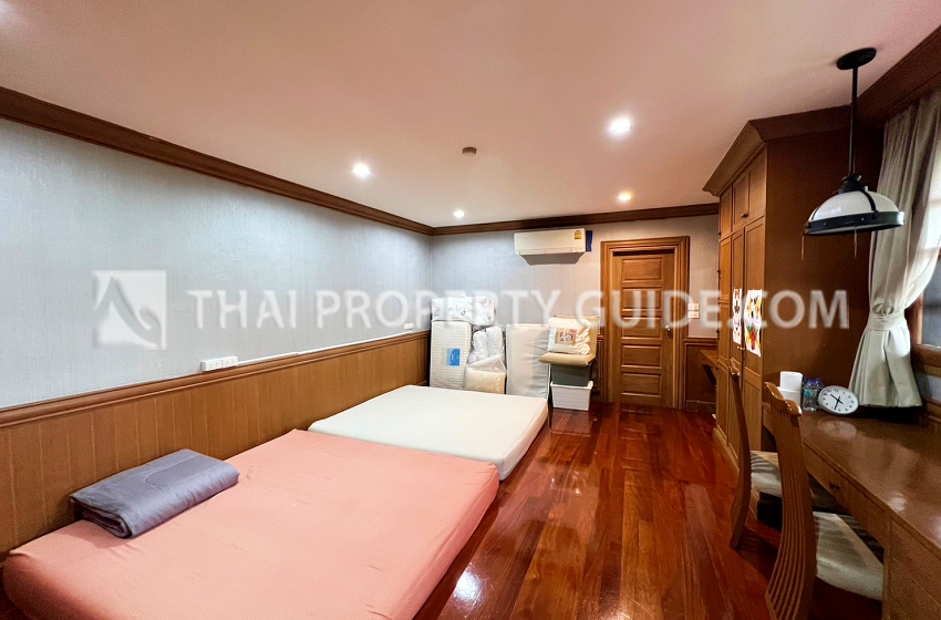 House with Shared Pool in Bangnatrad 