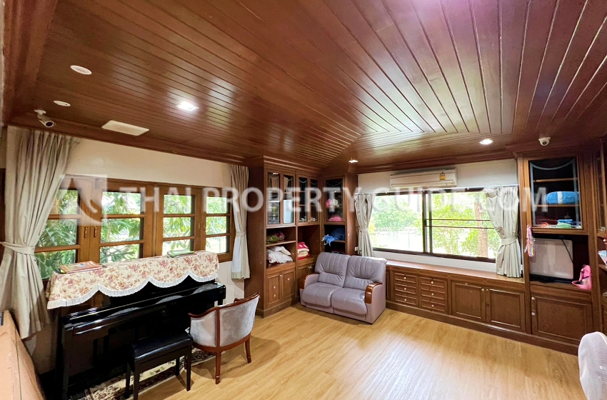 House with Shared Pool in Bangnatrad 