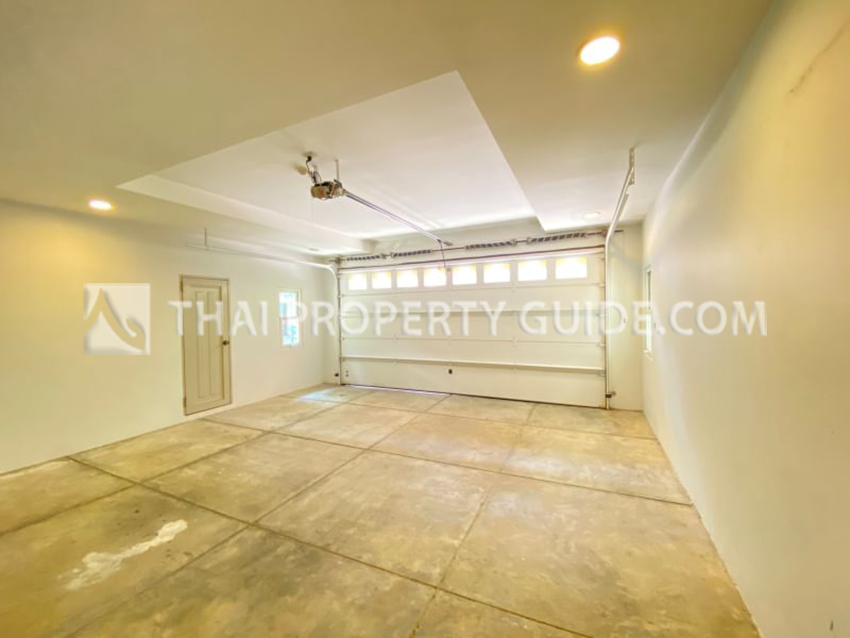 House with Shared Pool in Bangnatrad 