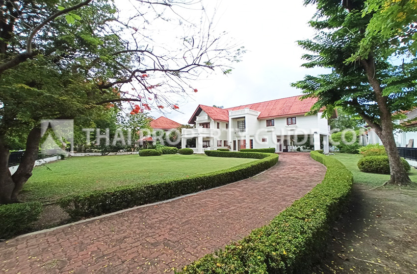 House with Shared Pool in Bangnatrad 
