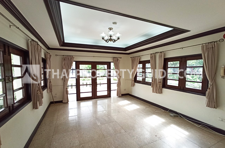 House with Shared Pool in Bangnatrad 