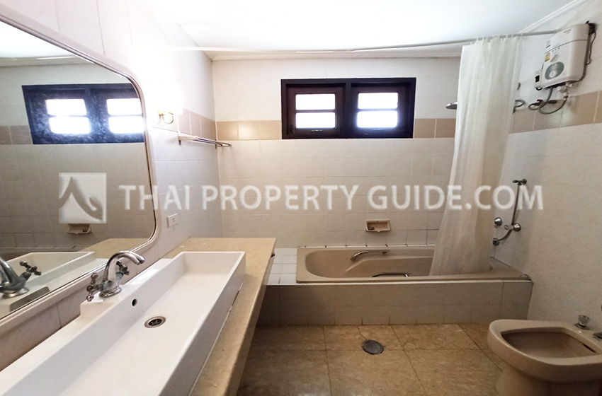 House with Shared Pool in Bangnatrad 