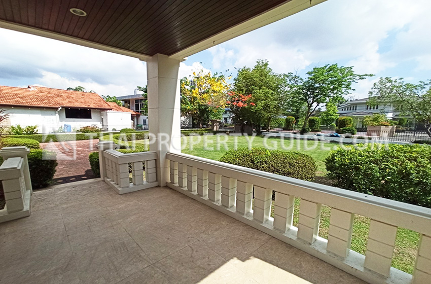 House with Shared Pool in Bangnatrad 