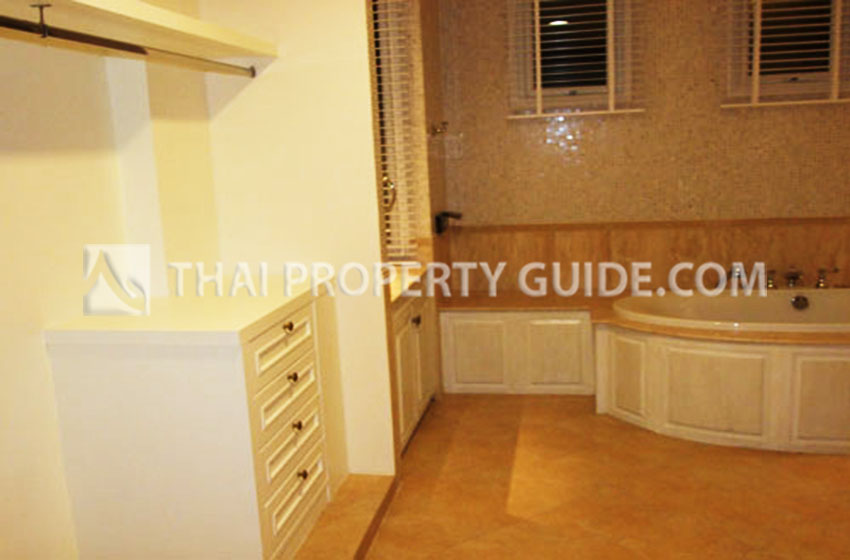 House with Shared Pool in Bangnatrad 