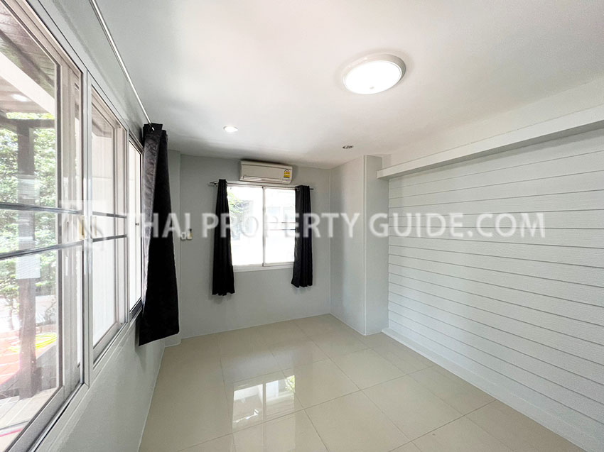 House with Shared Pool in Bangnatrad 