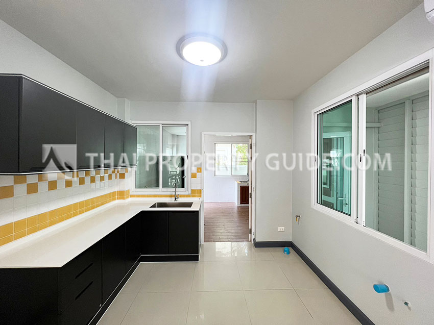 House with Shared Pool in Bangnatrad 
