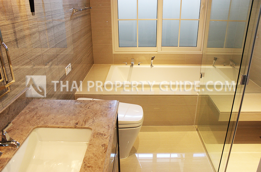 House with Shared Pool in Bangnatrad : Nantawan Bangna Km.7 