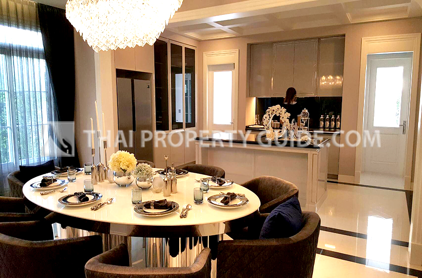 House with Shared Pool in Bangnatrad : Nantawan Bangna Km.7 
