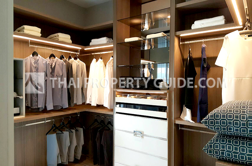 House with Shared Pool in Bangnatrad : Nantawan Bangna Km.7 