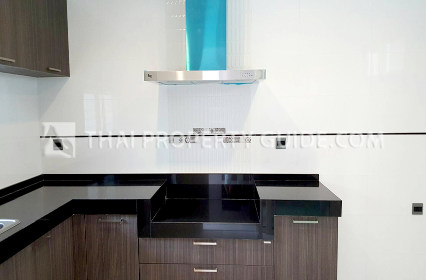 House with Shared Pool in Bangnatrad : Nantawan Bangna Km.7 