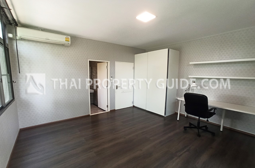 House with Shared Pool in Bangnatrad 
