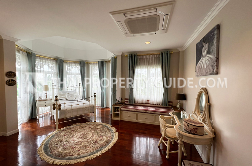 House with Shared Pool in Bangnatrad