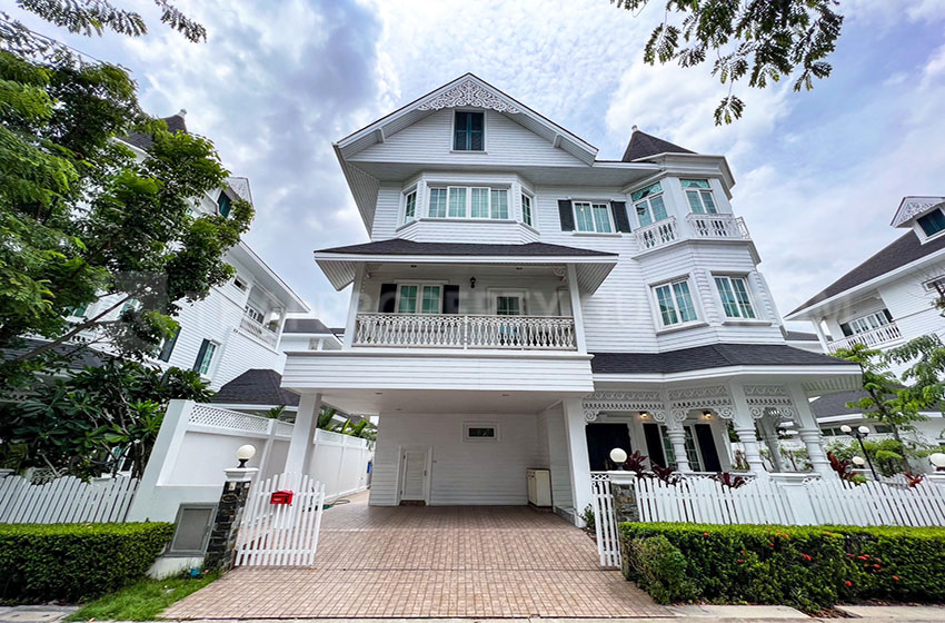 House with Shared Pool for rent in Bangnatrad