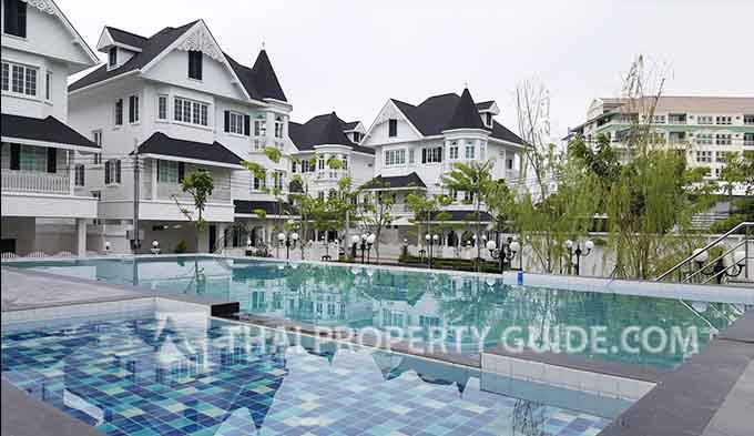 House with Shared Pool in Bangnatrad