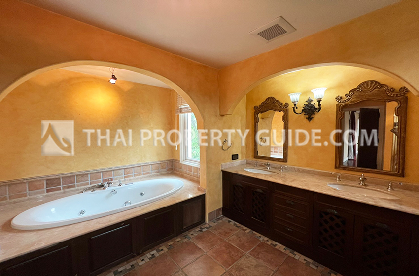 House with Shared Pool in Bangnatrad 