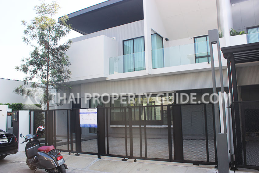 House with Shared Pool in Bangnatrad