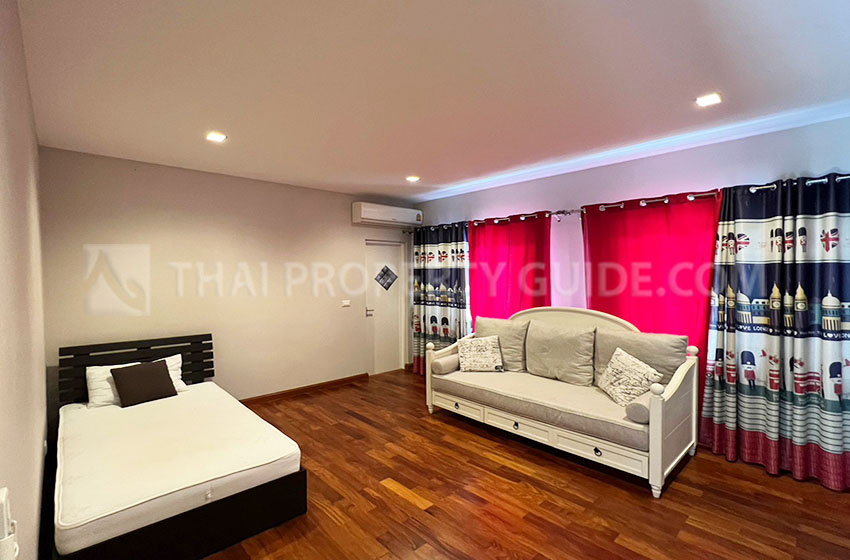 House with Shared Pool in Bangnatrad 