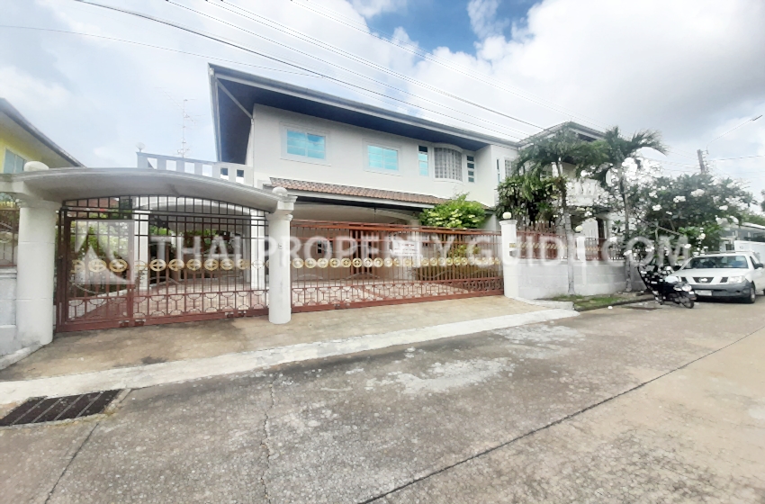 House with Shared Pool for sale in Bangnatrad