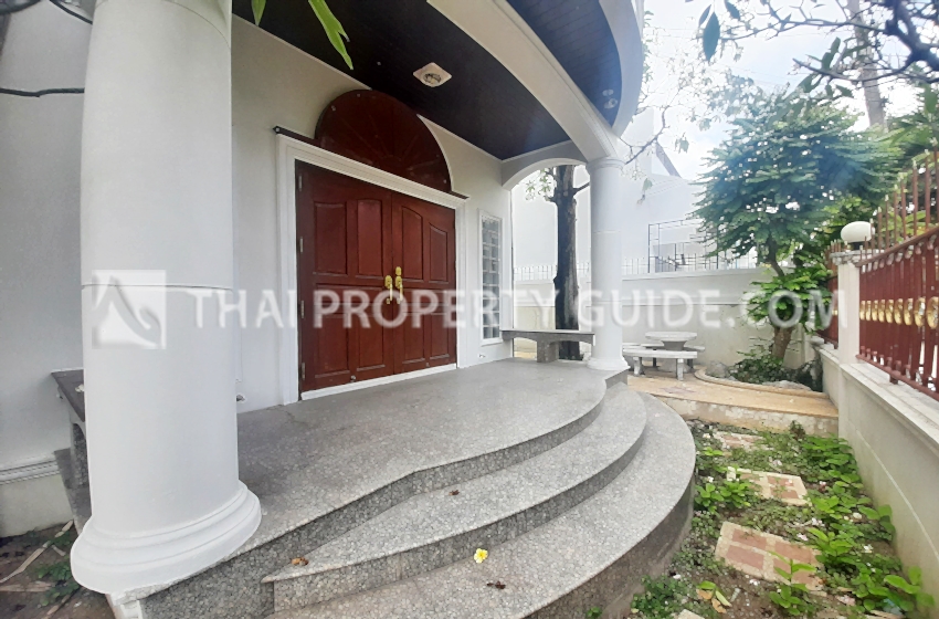 House with Shared Pool in Bangnatrad 