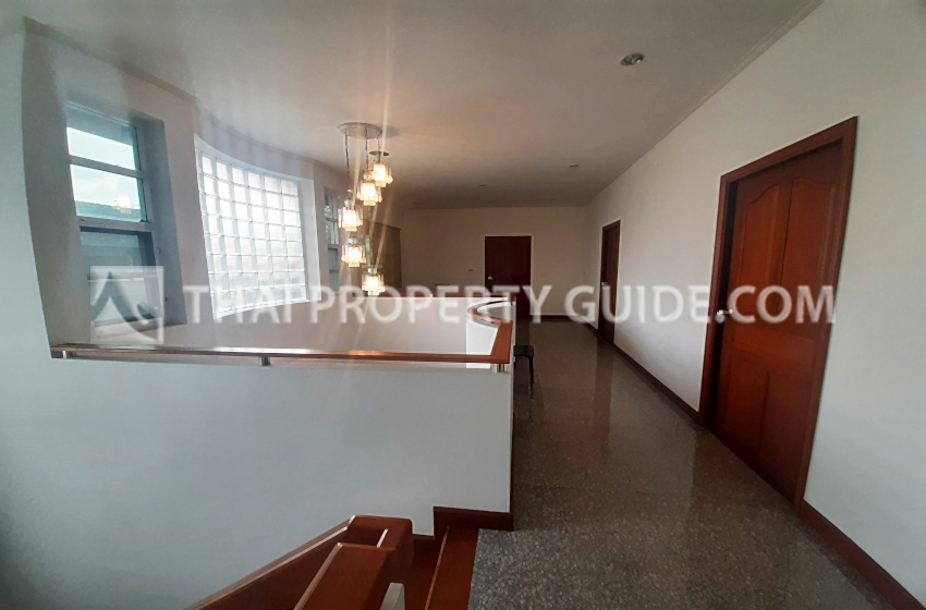 House with Shared Pool in Bangnatrad 