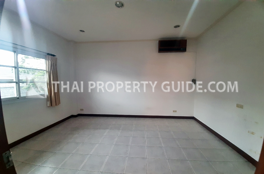 House with Shared Pool in Bangnatrad 