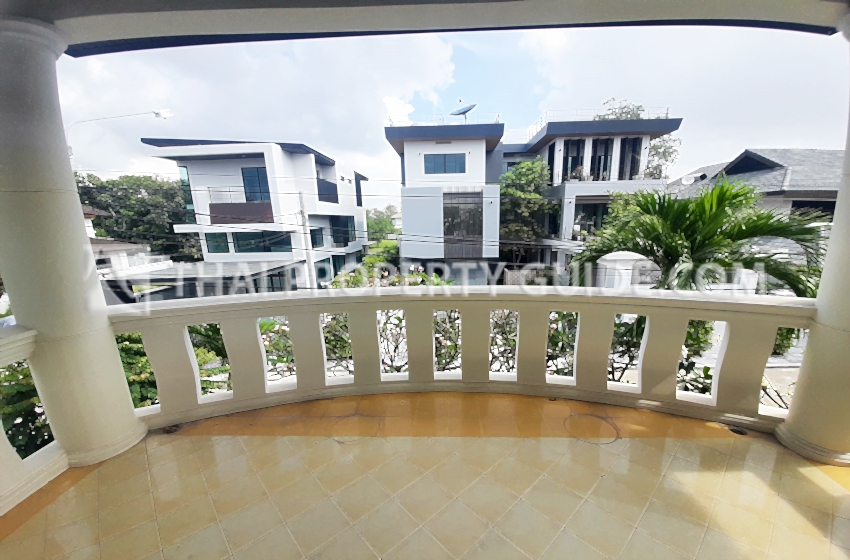 House with Shared Pool in Bangnatrad 