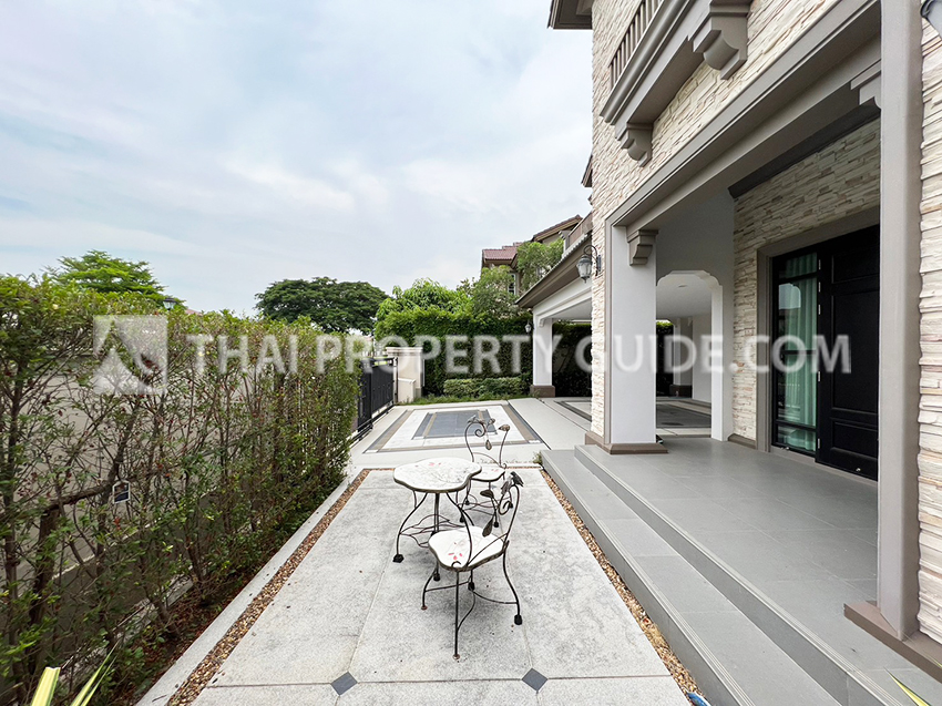 House with Shared Pool in Bangnatrad : Nantawan Bangna Km.7 