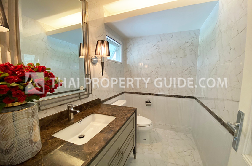 House with Shared Pool in Bangnatrad : Nantawan Bangna Km.7 