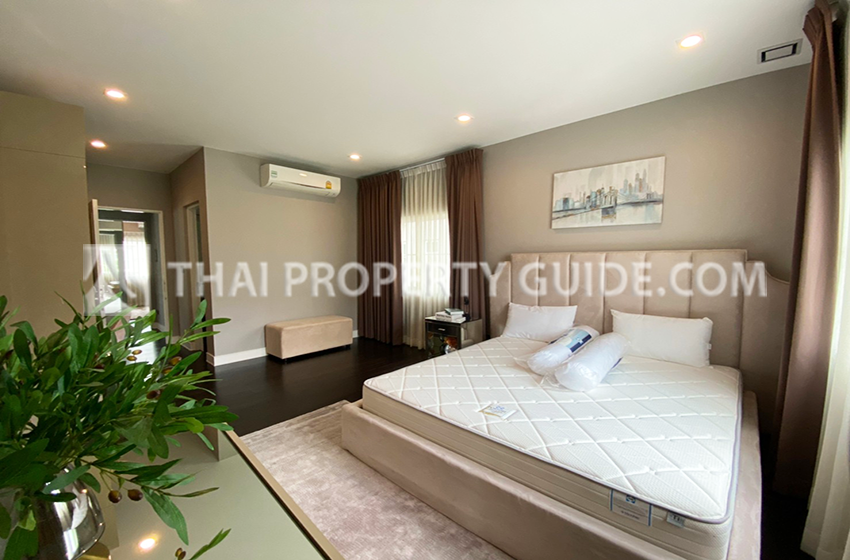 House with Shared Pool in Bangnatrad : Nantawan Bangna Km.7 