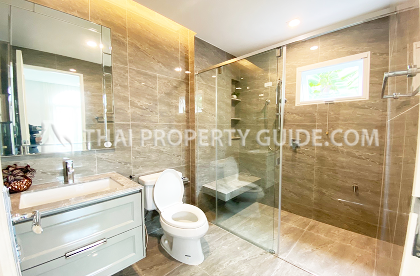 House with Shared Pool in Bangnatrad : Nantawan Bangna Km.7 