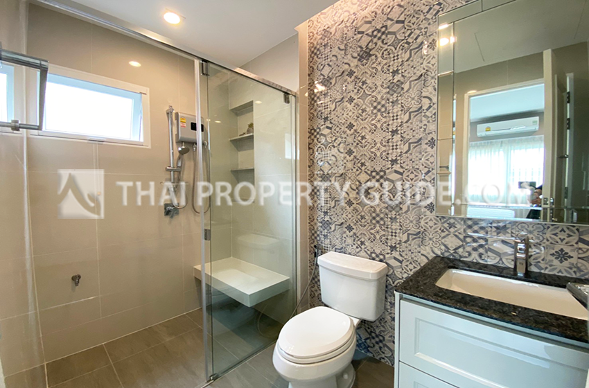 House with Shared Pool in Bangnatrad : Nantawan Bangna Km.7 