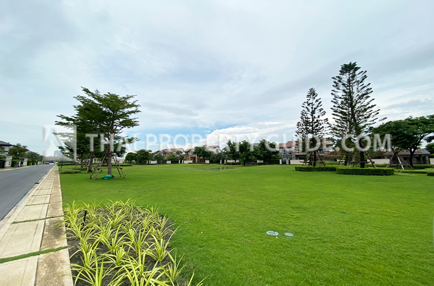 House with Shared Pool in Bangnatrad : Nantawan Bangna Km.7 