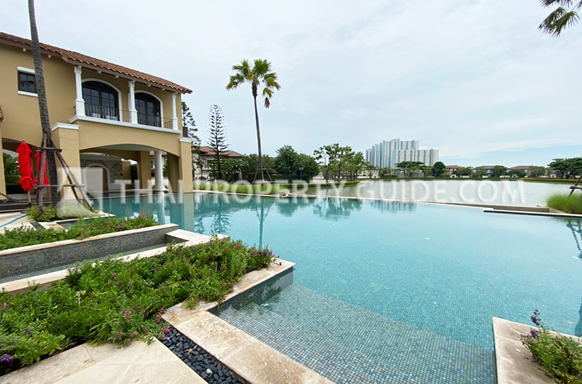 House with Shared Pool in Bangnatrad : Nantawan Bangna Km.7 