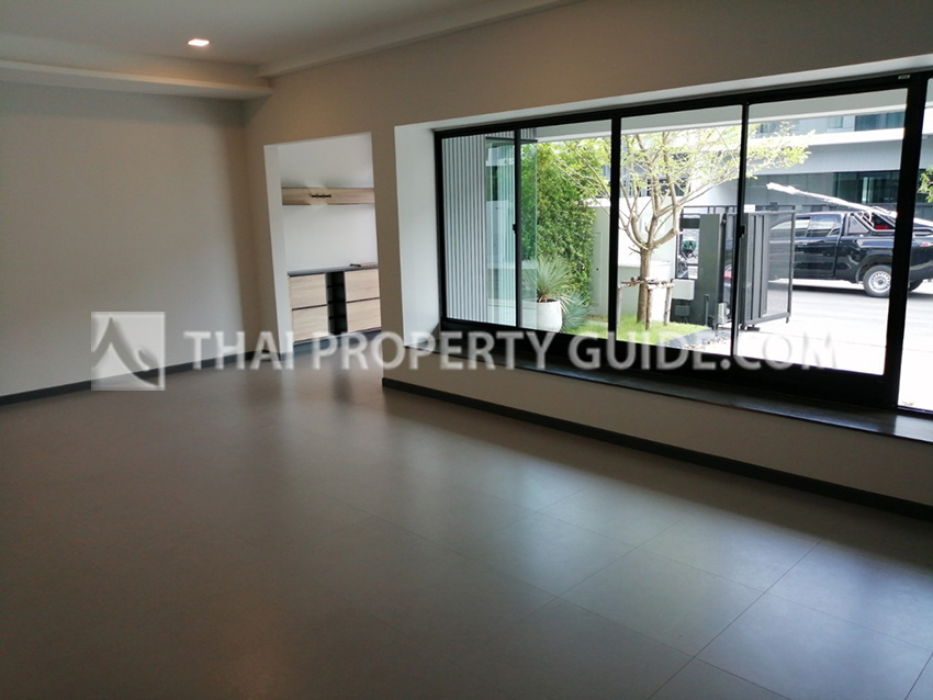 House with Shared Pool in Bangnatrad 
