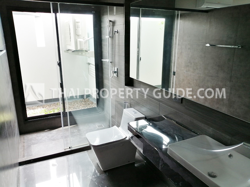 House with Shared Pool in Bangnatrad 