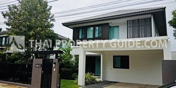 House with Shared Pool in Bangnatrad