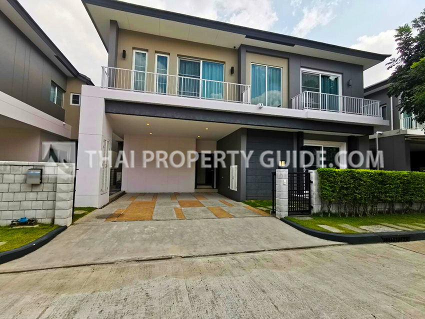 House with Shared Pool in Bangnatrad