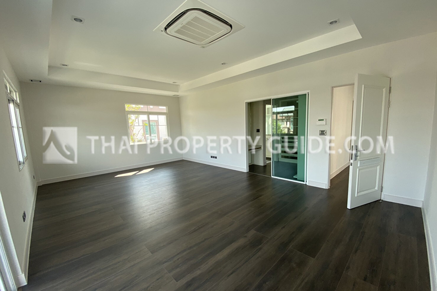 House with Shared Pool in Bangnatrad : Nantawan Bangna Km.7 