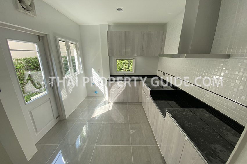 House with Shared Pool in Bangnatrad : Nantawan Bangna Km.7 