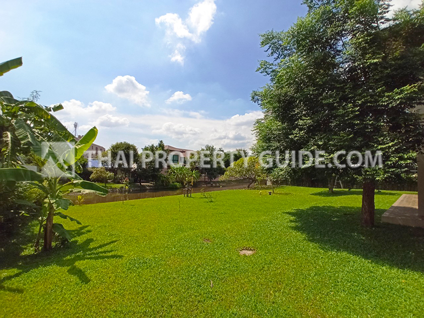 House with Shared Pool in Bangnatrad 