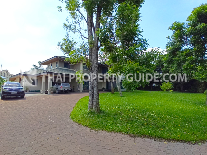 House with Shared Pool in Bangnatrad 