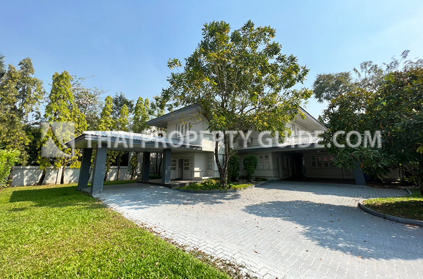 House with Shared Pool for rent in Bangnatrad