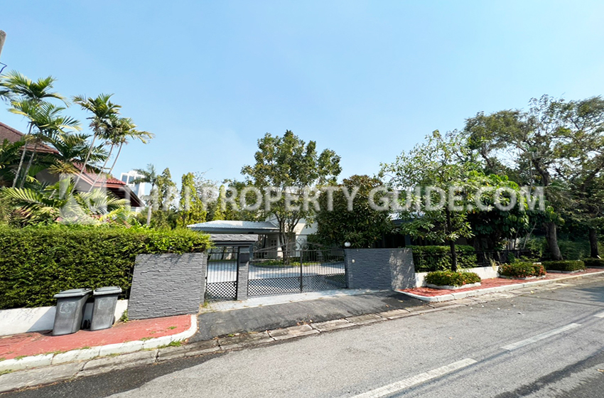 House with Shared Pool in Bangnatrad 