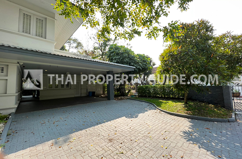House with Shared Pool in Bangnatrad 
