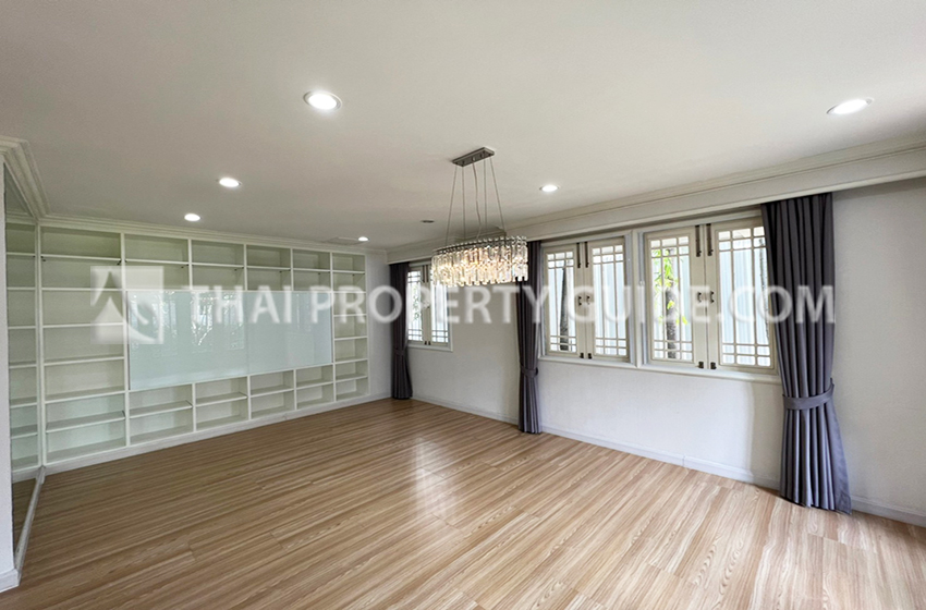House with Shared Pool in Bangnatrad 